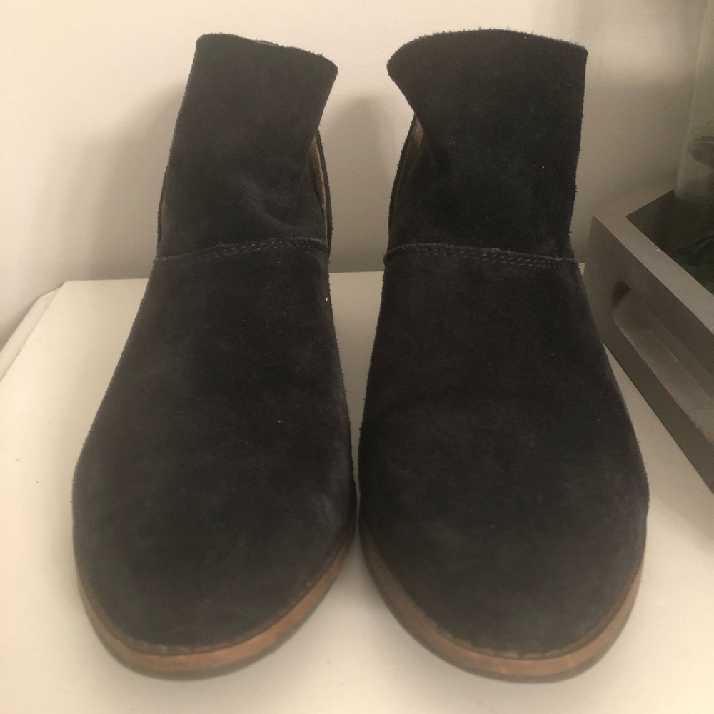 💥Navy Lucky Brand Suede Booties. 💥 - Picture 4 of 6